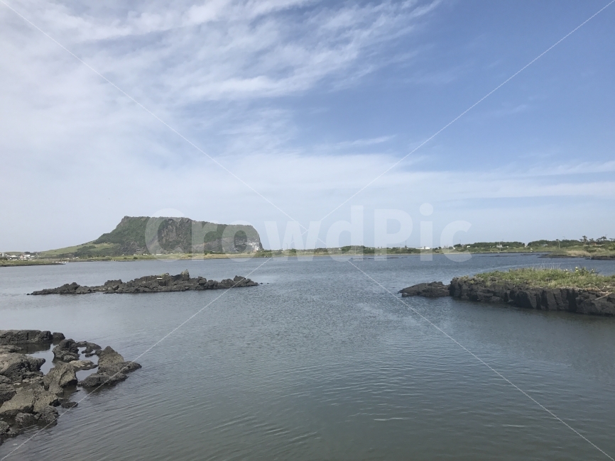 제주도,자연,무보정,성산일출봉,오름,자연,풍경,nature,landscape,제주도,jeju,jeju island,outdoors,옥외,land,땅,ocean,대양,water,물,sea,바다,shoreline,해안선,coast,연안