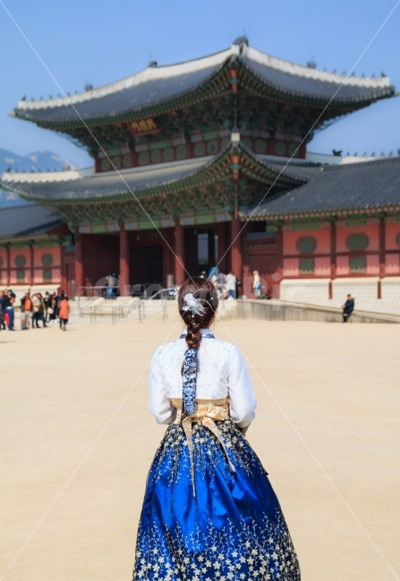 	한복,경복궁,치마,저고리,댕기,여성,여자,인물,사람,동야의,고전,전통,의상,복장,아름다운,뒷모습,뒷태,비단,실크,건물,궁전,궁궐,투어,랜드마크,landmark,tourist attraction,한국전통,한국문화,korean traditional,korean culture,한복,한국전통의상,hanbok,korean traditional clothes,사람,인물,인간,human,person,여성,여자,woman,female,lady,연출,컨셉,콘셉,direction,concept
