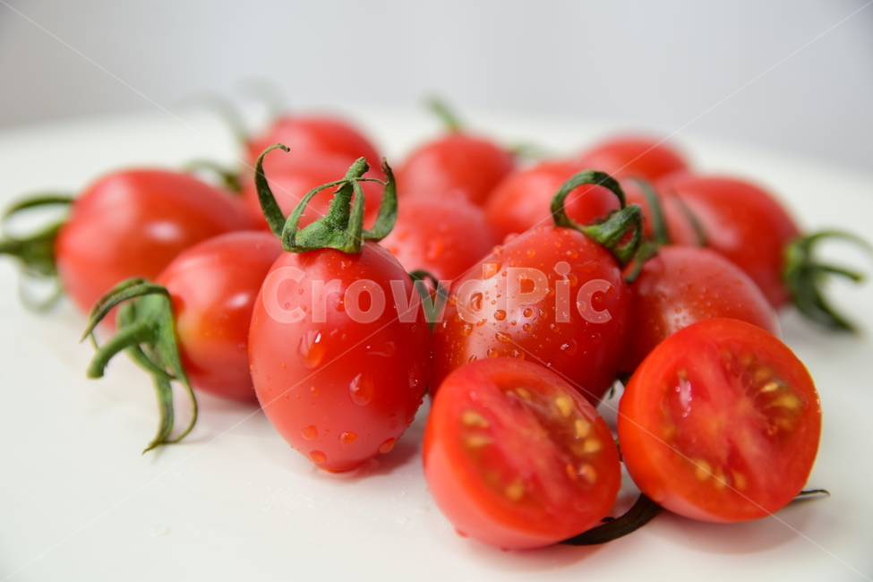 토마토,방울토마토,토마토씨,과즙,컷팅,빨강,반컷팅,맛있는,탐스러운,음식,식재료,후식,디저트,dessert,delicious,red,tomato,음식,식재료,요리,food,cook,meal,dishes,food reserves,과일,열매,fruit,연출,컨셉,콘셉,direction,concept