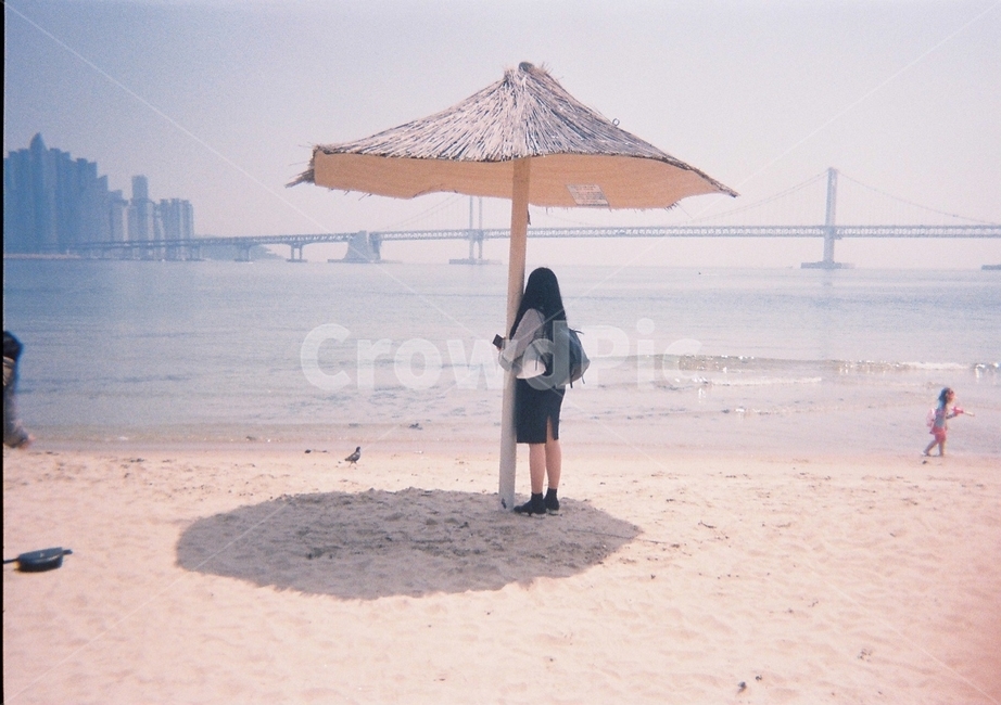 해변,바다,해변가,사람,자연,그늘,양달,필름카메라,필터,뒷모습