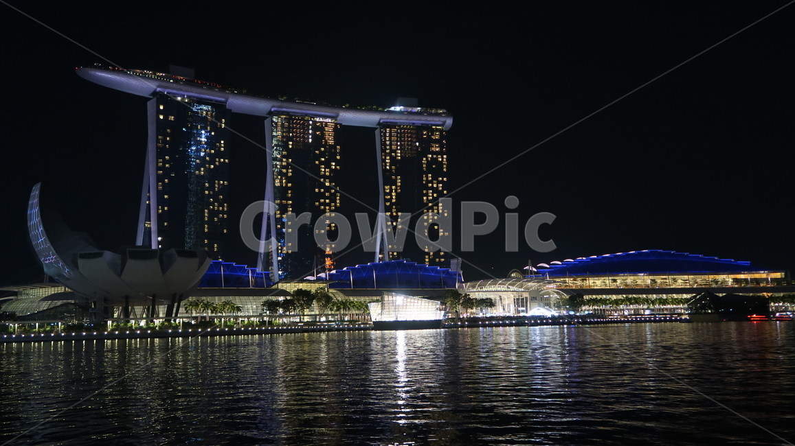 road,도로,landscape,경치,outdoors,옥외,야경,불빛,싱가폴,빌딩,도시,night,nightview,evening,light,singapore,city,officebuilding,사무실건물,metropolis,중심지,downtown,도심,urban,어반,시티,town,건물,building,마리아나베이,분수쇼,바다,marianaby,sea,water,물,waterfront,워터프론트