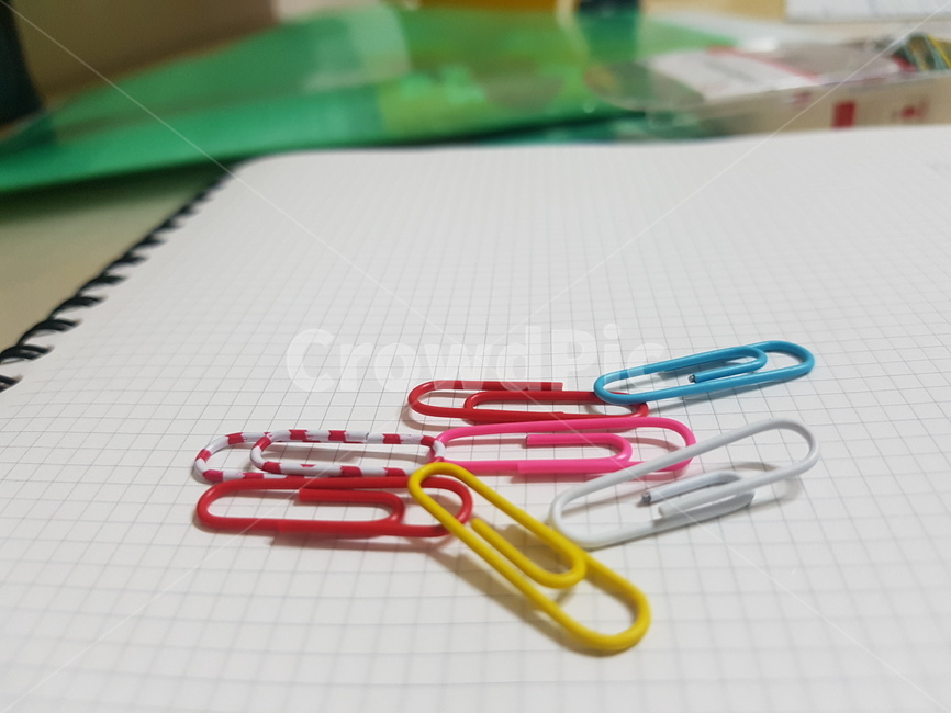클립,색감,노트,책상,책상위,학용품,문구류,사무용품,school supplies,stationery,office supplies