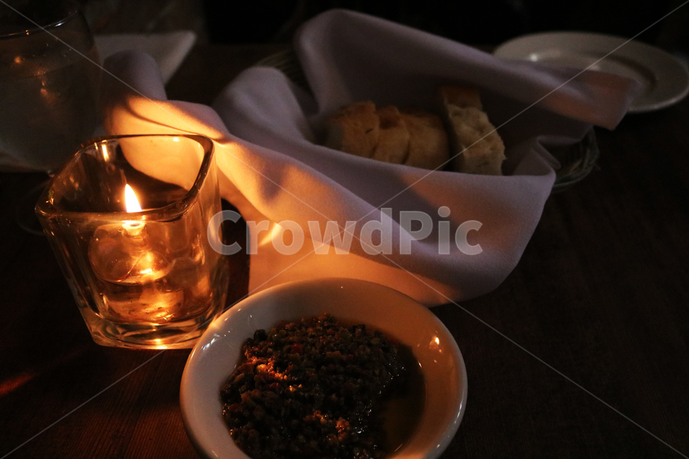 레스토랑,restaurant,dinner,pasta,파스타,식전빵,분위기있는,분위기,atmosphere,mood,어두운,어두컴컴한,촛불,양초,무거운,finedine