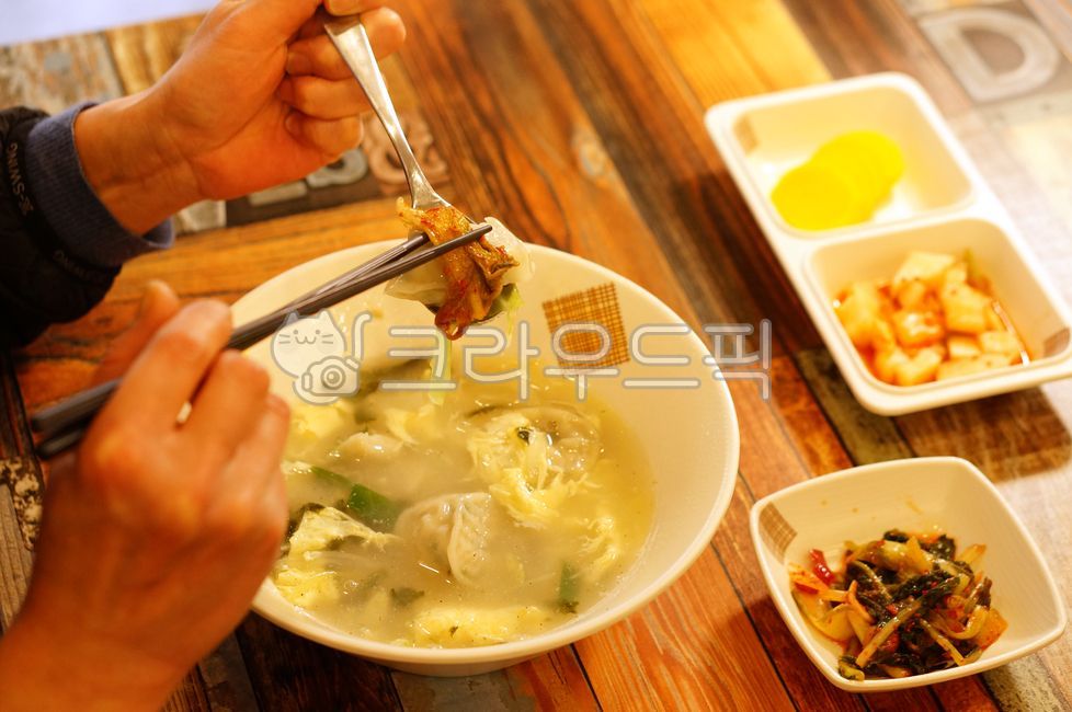 plating,koreanmeal,plate,bowl,side dish,Korean food,Lunar New Year food,koreanfood,kimchi,cook,holiday food,seaweed,dumpling soup,rice cake soup,food,koreancook,meal,Tteok and dumpling soup,dish,person