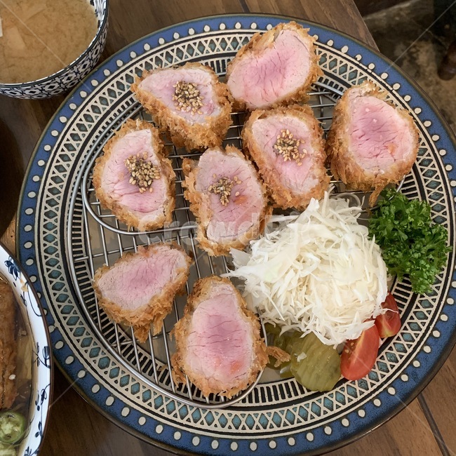 돈가스,돼지고기,샐러드,접시,요리,음식,가게,음식점,맛집,일식,일본요리,한우,돼지,목살,튀김,튀김요리,돈가스튀김,점심,저녁,플레이트,양배추,porkcutlet,pig,food,dish,branch,cook