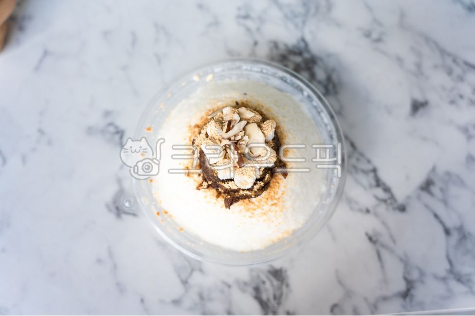 milk shaved ice,snowflake shaved ice,shaved ice,ice cream,cafe,Shaved ice for 1 person,Red bean shaved ice