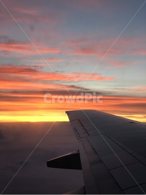 nature,자연,outdoors,옥외,dawn,새벽,redsky,붉은하늘,황혼,dusk,하늘,sky,일몰,여행,비행,비행기,욜로,분홍,창가석,창가자리,비행기창문,분위기,mood,sunset,sunrise,trip,travel,tour,journey,seasons,yolo,sun,구름,교통,교통수단,traffic,transportation
