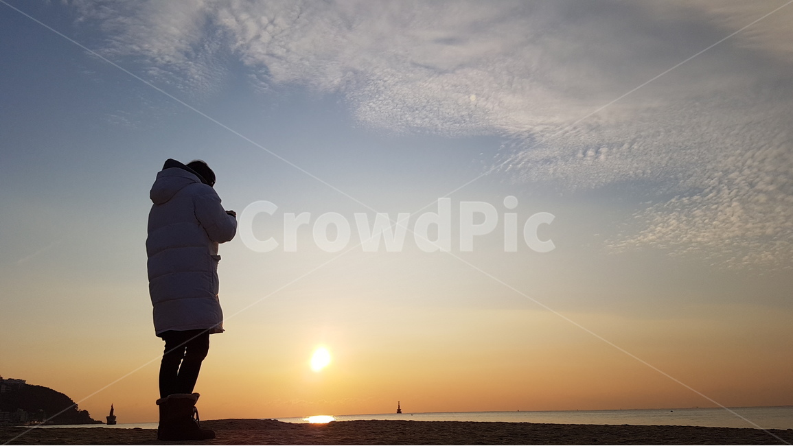 하늘,바다,일출,인물,실루엣,해변,해변가,바닷가,sky,sea,seaside,seashore,sunrise,beach,person,silhouette,겨울바다,자연,풍경,nature,landscape,사람,인물,인간,human,person