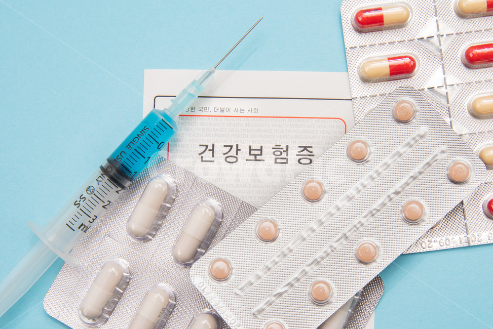 의료,과학,의학,약학,알약,캡슐,건강,컨셉트,콘셉트,컨셉,개념,헬스,의약품,질병관리,건강관리,전염병,감기,항생제,독감,배경,치료,처방,처방약,예방접종,백신,질병,병,메디컬,의료기구,의료용품,카피스페이스,여백,약,주사기,주사약,주사,주사제,신약,보험,건강보험,건강보험증,의료보험,실손보험,암보험,메디칼,의료,의학,병원,medical,hospital,clinic,연출,컨셉,콘셉,direction,concept