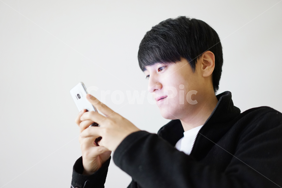 남성,남자,스마트폰,핸드폰,휴대폰,모바일,it,전자기기,전자제품,사람,인물,인간,human,person,남성,남자,man,male,정보통신기술,전자기기,전자제품,it,information,technology,electronic equipment