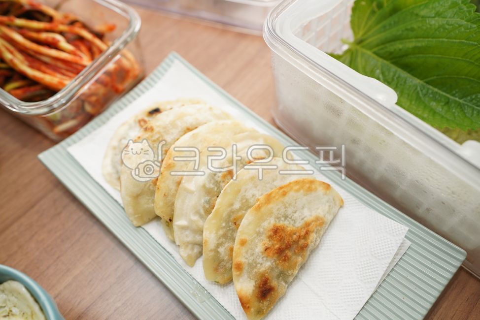 dumpling,kimchi,snack,Korean,plate,food,meal,Grilled dumplings,green onion kimchi,home food