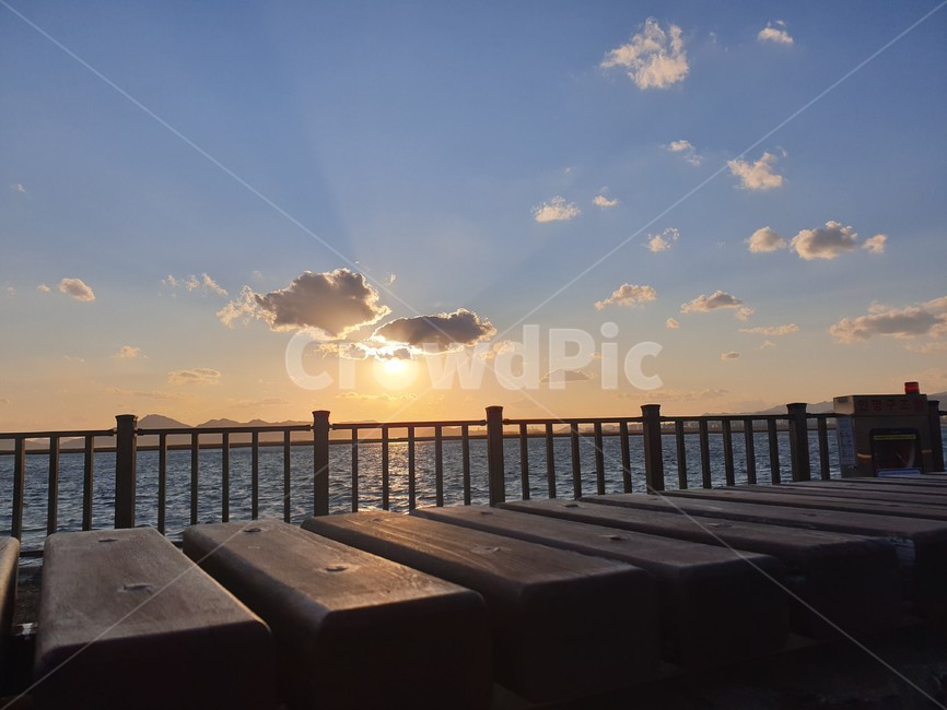 노을,바다,저녁,아름다운,난간,의자,태양,sun,sunset,sea,evening,bench,beautiful,banister,handrail,sky,sunlight
