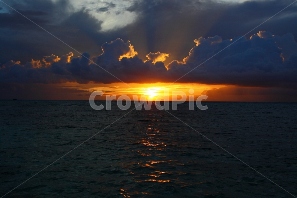 빛,태양,해돋이,바다,수평선,구름,sea,cloud,몰디브,maldives,하늘,소나기,풍경,자연,풍경,nature,landscape,outdoors,옥외,sunlight,햇빛,sky,dusk,황혼,red sky,붉은 하늘,dawn,새벽,sunset,일몰