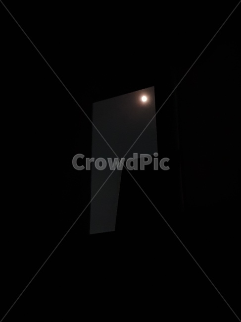 창문,달빛,어둠,밤,고독,쓸쓸함,조용함,야경,밤,풍경,nightscape,night,landscape,nature,자연,outdoors,옥외