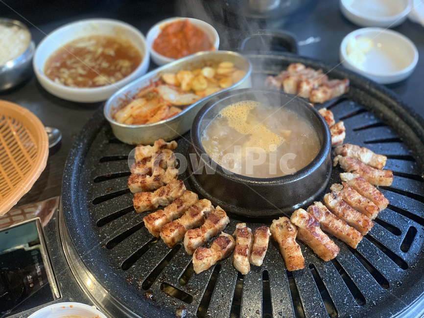 삼겹살,된장찌개,생고기,돼지고기,외식,식사,food,meal,dish,요리,음식,식재료,요리,food,cook,meal,dishes,food reserves,육류,고기,meat,한식,한국음식,한국요리,korean food,korean dishes,korean meal,korean cook