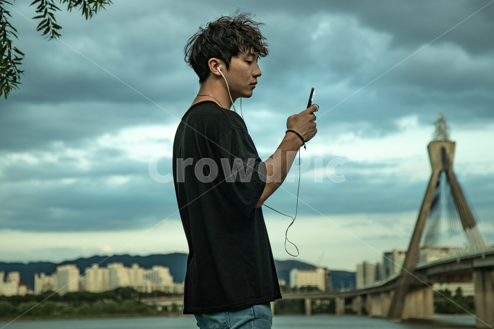 남자,한강,인물,먹구름,구름,색감,옆모습,man,snap,river,cloud,color,colour,컬러,사람,인물,인간,human,person,남성,남자,man,male,감성,sensible,feeling,정보통신기술,전자기기,전자제품,it,information,technology,electronic equipment