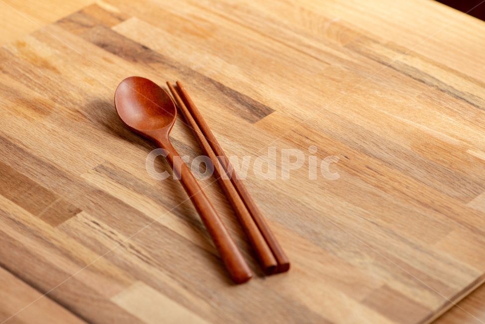 수저,숟가락,젓가락,나무수저,나무,나무테이블,나무패턴,클로즈업,나무젓가락,나무숟가락,원목,정갈한,가지런한,사물,물건,오브젝트,thing,object,matter