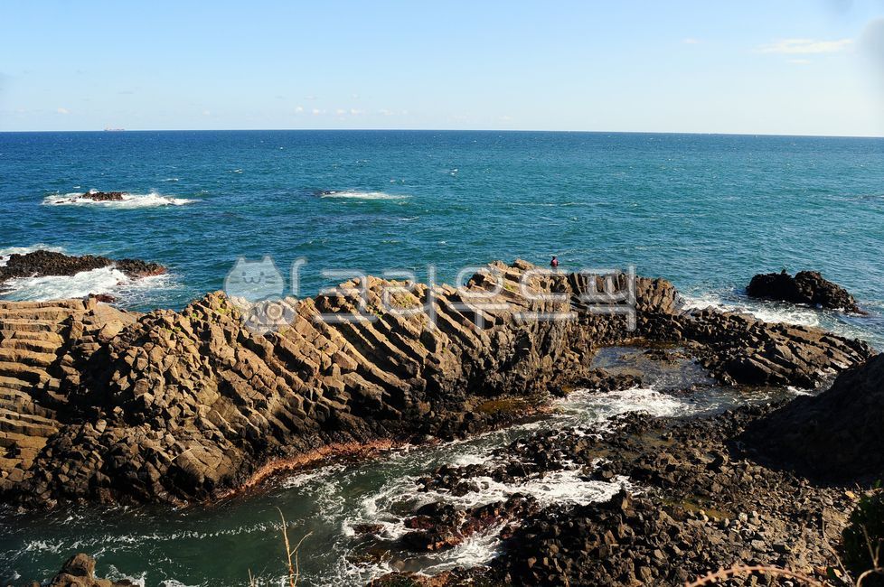 바다,낚시,주상절리,낚시꾼,해안,해안선,바닷가,절벽,하늘,물,파도,푸른하늘,바위,shoreline,sea,water,ocean,wave,sky,bluesky,cliff,rock,푸른바다,fishing,fisherman,돌기둥,columnarjoint,화산암,1인,한명,혼자,one,alone,volcanicrocks