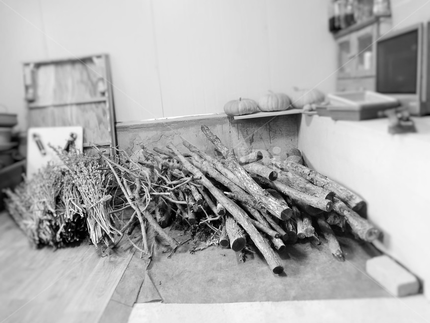 장작,땔감,늙은호박,농가부엌,농촌생활,시골,마을,풍경,landscape,country,rural,town,흑백,모노톤,monochrome,black and white
