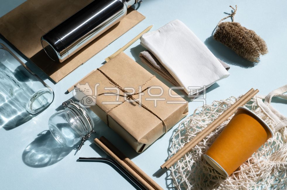 제로웨이스트,재활용,플라스틱프리,텀블러,재사용,일회용,노플라스틱,친환경,탑뷰,재활용품,업사이클,플라스틱줄이기,재생용지,지속가능한,천연소재,대나무칫솔,플랫레이,환경보호,오브젝트,유리용기,유리병,유리,환경의날,네트백,쇼핑백,종이빨대,나무수저,수세미,포장,자연광,그림자,미니멀리즘,쓰레기줄이기,선물포장,상자,행주,환경적인,그린,다회용용기,다회용가방,친환경소재,플로깅,리필