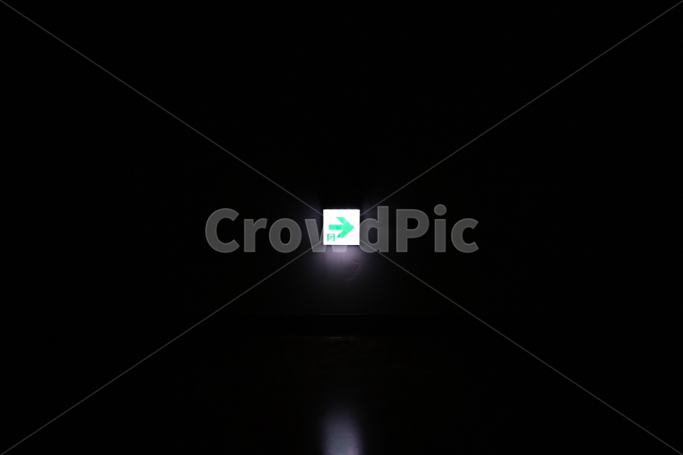 seoul,exit,way,out,dark,midnight,run,green,서울,도시,비상구,출구,나가는길