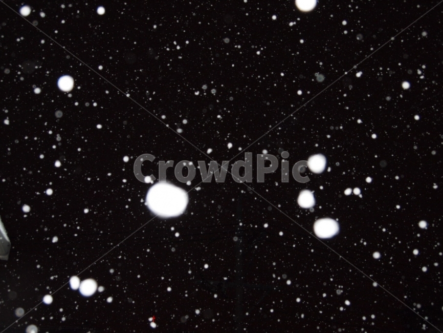 눈,플래시,배경,밤,하늘,겨울,계절,winter,season,야경,밤,풍경,nightscape,night,landscape,감성,sensible,feeling,nature,자연,astronomy,천문학,universe,우주,outer space,대기권 밖,outdoors,옥외,comet,혜성
