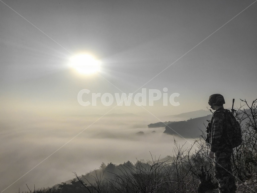 산정상,정상,군인,산,자연,안개,foggy,marine,soldier,mountain,nature,사람,인물,인간,human,person,남성,남자,man,male,고독함,외로움,쓸쓸함,우울함,슬픔,lonely,solitary,흑백,모노톤,monochrome,black and white