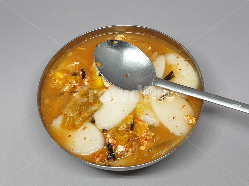 떡국,끼니,한끼,한그릇,요리,조리,메뉴,한국요리,전통요리,명절요리,koreafood,그릇,스댕그릇,meal,dish,사물,오브젝트,object,음식,tteokguk,ricecakesoup,레시피,맛있는,recipe,국물,김치,떡,cook,식기,bowl,숟가락,spoon,스푼,식사,한국음식,명절음식,전통음식