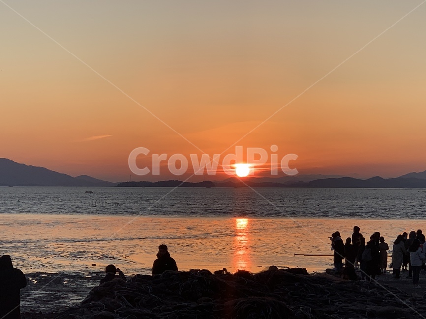 nature,자연,human,인간,person,사람,outdoors,옥외,sunlight,햇빛,일몰,sunset,붉은하늘,redsky,하늘,sky,바다,sea,노을바다
