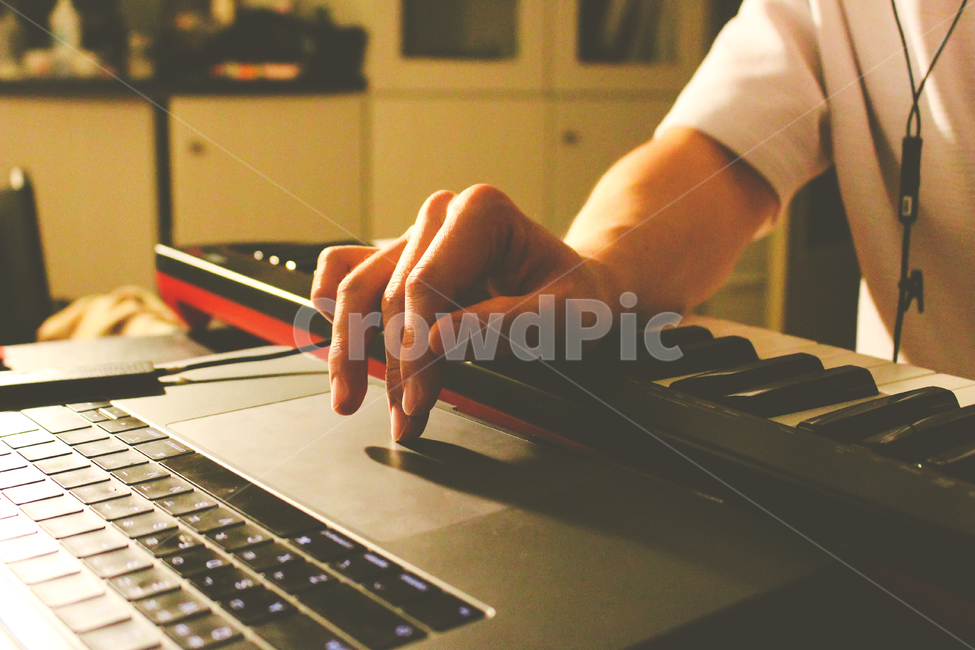 computer,컴퓨터,computerhardware,electronics,전자제품,person,사람,human,인간,computerkeyboard,컴퓨터키보드,keyboard,건반,손,예술,art,정보통신기술,전자기기,전자제품,it,information,technology,electronic equipment