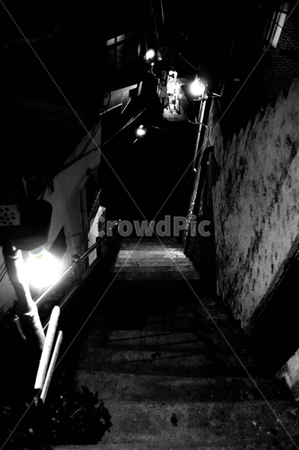 골목,어두움,외로움,쓸쓸함,골목길,내리막길,공포,골목길,alley,흑백,모노톤,monochrome,black and white,banister,난간,handrail