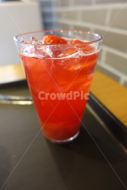 딸기음료,아이스음료,딸기아이스음료,카페음료,빨간음료,음료수,drink,beverage
