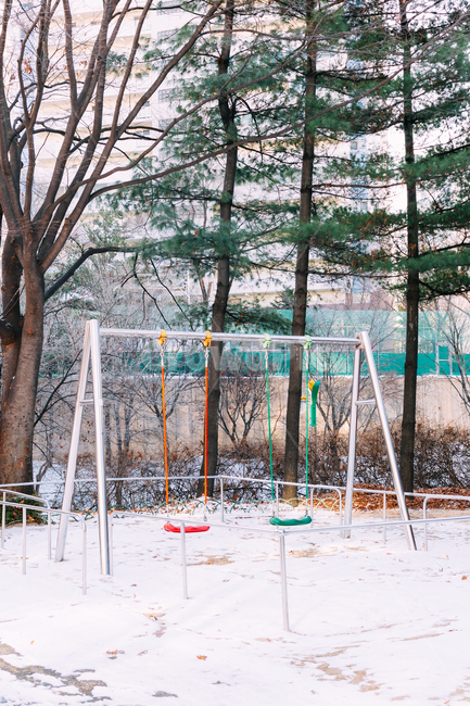 그네,눈,놀이터,동네,풍경,landscape,배경화면,겨울,계절,winter,season,놀이공원,놀이동산,놀이터,amusement park,playground
