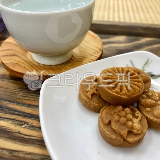 teacup,refreshments,plate,medicine,bowl,food,traditional tea,tea,Korean sweets,sweets,traditional refreshments,tradition,snacks,traditional food,Korean refreshments
