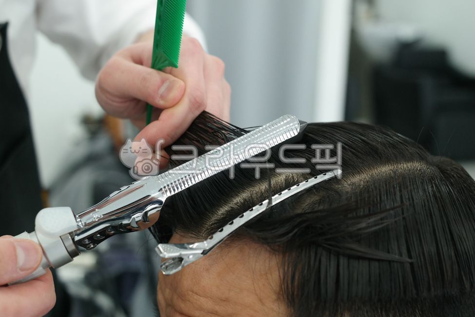 아이롱펌,펌,파마,남자,헤어스타일,바버샵,스타일리스트,직업,기술,이발소,미용실,미장원,뷰티,머리카락,머리,스타일,클로즈업,미용,도구,장비,헤어디자이너,이발사,미용사,사람,이발,hairdresser,haircut,person