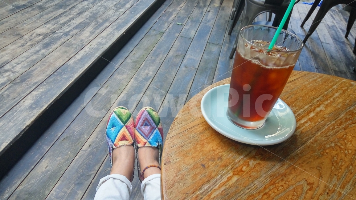 이미지사진,여가,발,슬립온,커피,카페,야유,image,foot,shoese,coffee,cafe,사람,인물,인간,human,person,커피,카페,coffee,cafe