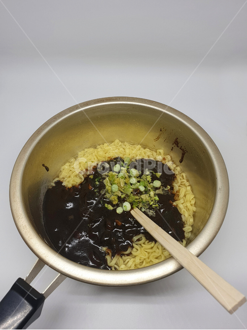 냄비,요리,레시피,recipe,cook,조리,조리도구,요리도구,라면,짜장면,인스턴트식품,식품,인스턴트,맛있는,짜장,젓가락,나무젓가락,chopsticks,푸드,food,끼니,짜파게티,음식,식재료,요리,food,cook,meal,dishes,food reserves,면류,면요리,noodles