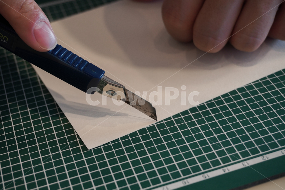 human,인간,person,사람,cutting,칼질,칼,자르다,손,종이,커팅매트,cuttingmat,paper,cutter,커터