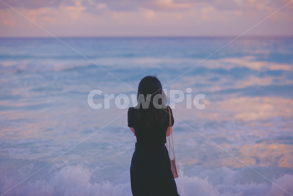 휴양지,뒷모습,여자뒷모습,바다풍경,해변,사람,인물,인간,human,person,여성,여자,woman,female,lady,여행,휴가,traveling,vacation,trip,감성,sensible,feeling,색깔,색상,색채,색감,color sense,color sensitivity,feeling of color,고독함,외로움,쓸쓸함,우울함,슬픔,lonely,solitary