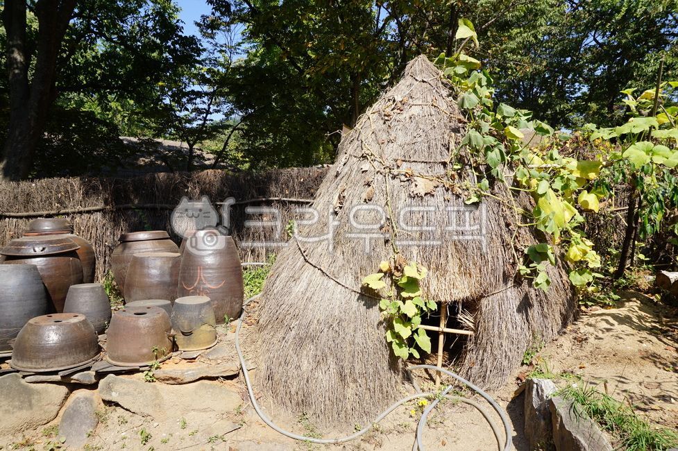 koreanfolkvillage,pot,outdoors,hut,koreantraditionalhouse,jar,Yongin,Korean Folk Village,traditionalhouse