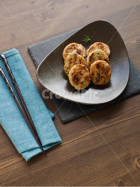 food fried in oil,Ring ding,holiday food,Korean,Chuseok food,Korean culture,Thanksgiving,holiday,food,food culture,korea,Asia,background,wellbeing,culture,Korean food,Asian food,tradition,cooking,Lunar New Year food,new year