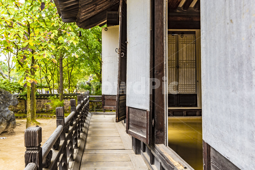 veranda,ugly girl,Hanok,Gook,traditional floor,traditional architecture,Handrail,traditional house,Korean Folk Village