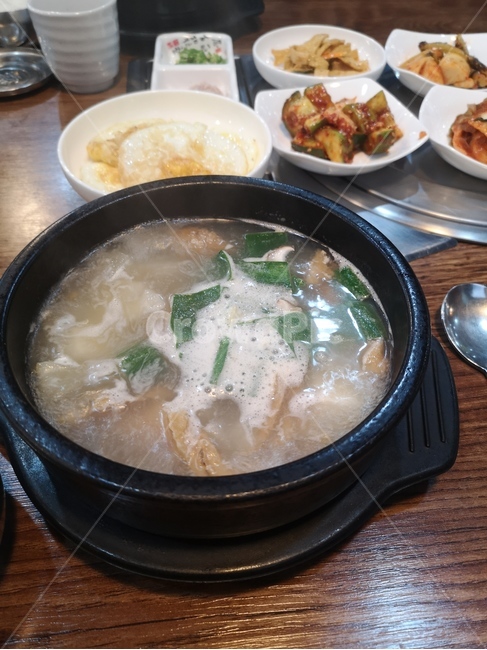 dish,요리,meal,식사,food,음식,bowl,stew,사발,스튜,황태,황태해장국,해장국,아침식사,음식,식재료,요리,food,cook,meal,dishes,food reserves