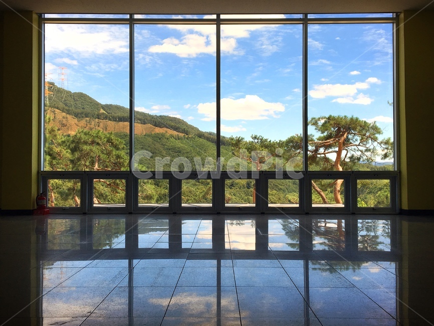 창문,하늘,산,배경,반사,프레임,자연,창,창밖,구름,소나무,window,sky,mountain,refelction,풍경,frame,nature,outdoor,clouds,맑음,자연,풍경,nature,landscape,한국자연풍경,한국자연경관,korea nature landscape,인테리어,실내디자인,interior design,handrail,난간,banister