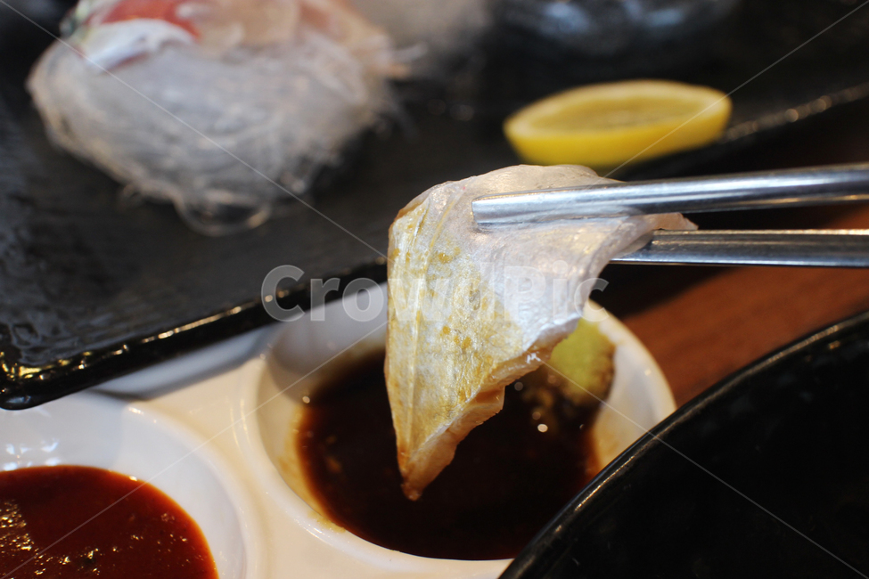 회,스시,물고기,생선,날것,탑뷰,음식,food,접시,레몬,고급,일본,클로즈업,나열,젓가락,간장,찍다,소스