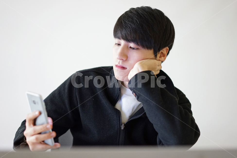 남성,남자,스마트폰,핸드폰,휴대폰,모바일,it,전자기기,전자제품,사람,인물,인간,human,person,남성,남자,man,male,정보통신기술,전자기기,전자제품,it,information,technology,electronic equipment
