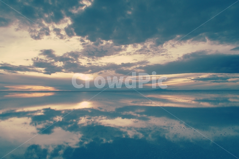 우유니,소금사막,선셋,노을,반영사진,볼리비아,거울,비추다,구름,하늘,awesome,horizon,blue,bolivia,saltlake,tour,sky,uyunibolivia,water,wonders,background,awesomesunrise,colorful,landscape,infinitehorizon,lake,saltflats,desert,nature,saltcrystals,bright,color,reflections,mirror,colors,alone,freedom,sunrise,amazing,textured,southamerica,dawn,dawnsky,horizons,america,earth,자연,풍경,nature,landscape,해외,외국,세계,foreign,oversea,world,세계자연풍경,해외자연풍경,외국자연풍경,world nature landscape,outdoors,옥외,cloud