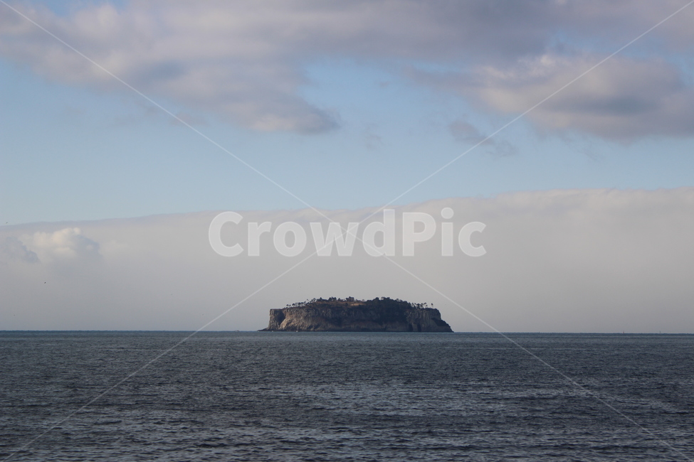 바다,섬,외로움,푸른바다,작은섬,island,koreanisland,자연,풍경,nature,landscape,outdoors,옥외,land,땅,ocean,대양,sea,water,물,shoreline,해안선,coast,연안