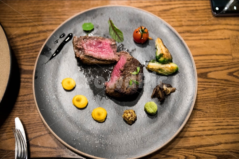 스테이크,steak,한우,접시,음식,심야식당,감성식당,table,다이닝바,닷찌석,다찌석,다찌,dining,diningbar,nightrestaurant,dinnngtable,골목길식당,홍대레스토랑,홍대심야식당,홍대감성식당,홍대다이닝바,홍대술집,감성술집,마포심야식당,심야술집,심야감성,심야감성술집,음식,식재료,요리,food,cook,meal,dishes,food reserves,육류,고기,meat,양식,서양음식,서양요리,western food,western dishes,western meal,western cook