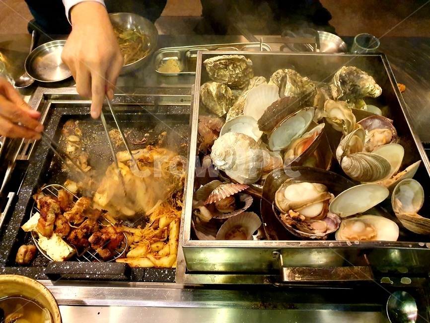 human,인간,person,사람,stew,스튜,food,음식,meal,식사,dish,요리,고기,고깃집,회식,직장인,맥주,소주,한국술,전통술,스트레스해소,한식,모임,파티,술,안주,먹방,불,불판,술자리,술약속,외식,무국,한국요리,koreanfood,보쌈,그릇,조개,조개구이,삼겹살,해산물,해물탕,맛집,식당,음식,식재료,요리,food,cook,meal,dishes,food reserves